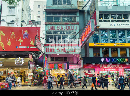 Hong Kong, Hong Kong Cina - 16 Febbraio 2014: una folla di persone che camminano giù Haiphong strada a febbraio 16, 2014, Hong Kong. Foto Stock