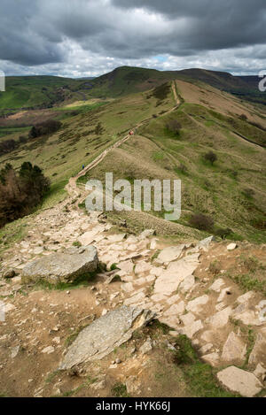 La grande cresta a piedi, Peak District, Derbyshire. Vista dal retro del Tor a Mam Tor. Foto Stock