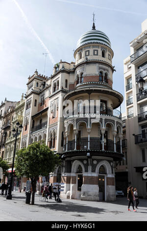 Un edificio rotondo è stato progettato dallo stesso architetto Anibal Gonzalez che ha progettato il Plaza Espana. È situato nella principale strada dello shopping - Avda D Foto Stock