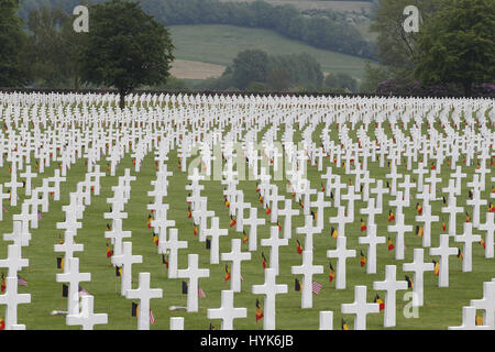 Tombe dei militari americani che hanno perso la vita nella seconda guerra mondiale sono decorate con American e bandiere Belga a Henri-Chapelle cimitero in Belgio. Foto Stock