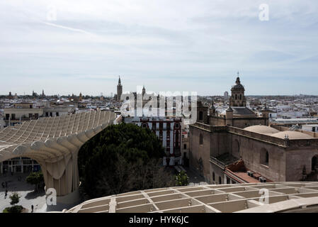 Skyline di Siviglia dalla sommità ofv il Metropol Parasol, situato presso La Encarnacion Plaza (quadrato) nella città vecchia di Siviglia in provincia Andulisa, così Foto Stock