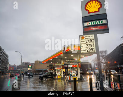 Una stazione di rifornimento Shell nel Long Island City quartiere di Queens a New York venerdì 31 marzo, 2017. Questa stazione dispone anche di un 7-Eleven convenience store per il vostro piacere gastronomico. (© Richard B. Levine) Foto Stock