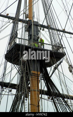 AJAXNETPHOTO. 2005. PORTSMOUTH, Inghilterra. - Combattimenti TOPS - La piattaforma nella parte superiore della sezione inferiore del dispositivo HMS Victory albero maestro, utilizzato dai marines A VERSARE MUSKET FIRE nei ranghi del nemico marinai e soldati al di sotto. Era una pratica disapprovato da Nelson. Foto:JONATHAN EASTLAND/AJAX REF:D151003/1470 Foto Stock