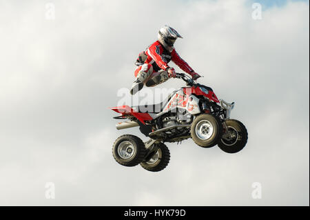 Santa Pod, Regno Unito - 29 Ottobre 2011: Stunt rider Jason Smyth effettuando in corrispondenza di fiamma e tuoni evento a Santa Pod Raceway in Northamptonshire, Regno Unito Foto Stock