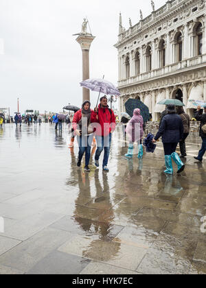 I turisti con ombrelloni su un umido e Rainy day in Piazza San Marco (Piazzetta di San Paulo), Venezia, Italia Foto Stock