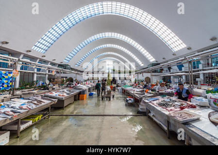 Il pesce si erge a Matosinhos Mercato Comunale (Mercado Municipal de Matosinhos) Città di Matosinhos, parte del Grande Porto sottoregione in Portogallo Foto Stock