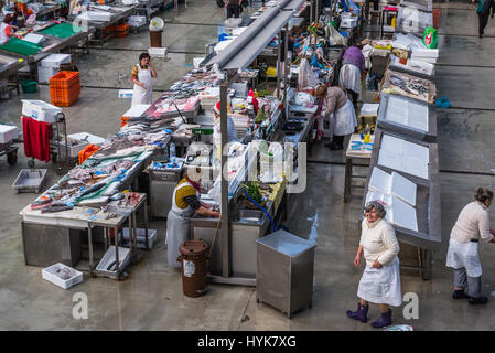 Il pesce si erge a Matosinhos Mercato Comunale (Mercado Municipal de Matosinhos) Città di Matosinhos, parte del Grande Porto sottoregione in Portogallo Foto Stock