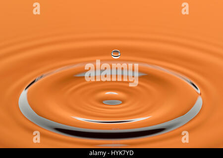 Una goccia di acqua provoca un ripple in questa immagine astratta. Foto Stock