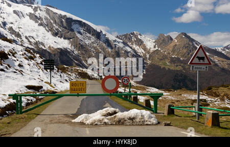 Strada chiusa in francese Pirenei Foto Stock