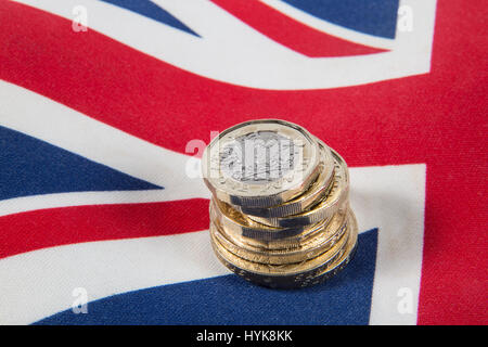 Nuovo 2016 £ 1 libbra di monete poste su un Union Jack flag Foto Stock