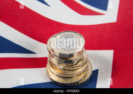 Nuovo 2016 £ 1 libbra di monete poste su un Union Jack flag Foto Stock