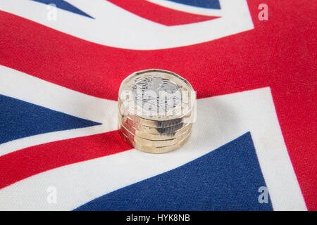 Nuovo 2016 £ 1 libbra di monete poste su un Union Jack flag Foto Stock