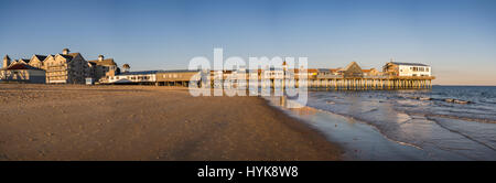 L'Oceano Atlantico e pier in Old Orchard Beach, Maine. Foto Stock