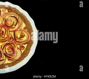 Mela cotta Rose crostata con crema pasticcera su sfondo nero Foto Stock