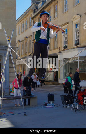 Street intrattenitore, riproduzione di un violino mentre in equilibrio su un filo Foto Stock