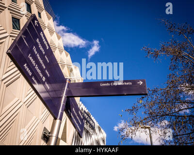 Cartello per Leeds City mercati, Stazione, Shopping, Arena, il Headrow e BRIGGATE, Leeds, Regno Unito. Foto Stock