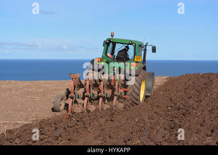 Trattore John Deere l'aratura Foto Stock