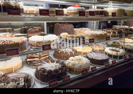 La cheesecake su display al Cheesecake Factory ristorante, centro di Newport, Jersey City, New Jersey, STATI UNITI D'AMERICA Foto Stock