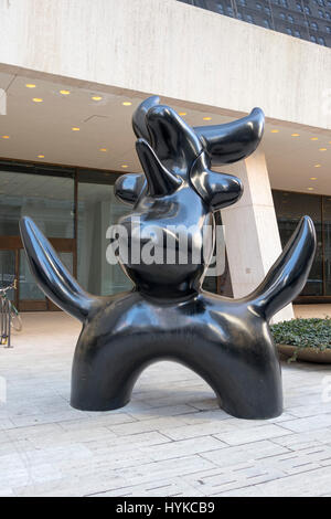 Joan Miro "oonbird' scultura (1966), che si trova sulla piazza del Solow edificio sulla 58th Street tra la quinta e la sesta Avenue, Manhattan, New York. Foto Stock