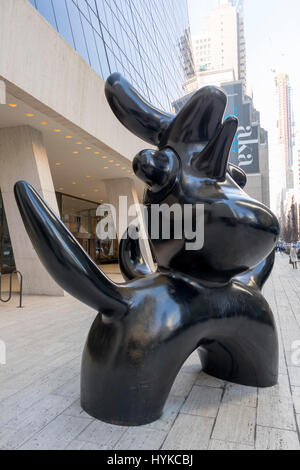 Joan Miro "oonbird' scultura (1966), che si trova sulla piazza del Solow edificio sulla 58th Street tra la quinta e la sesta Avenue, Manhattan, New York. Foto Stock