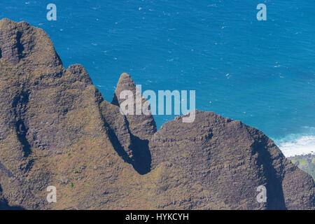 Montagne e l'Oceano Costa Napali da Kalalau Lookout, Koke"e del Parco Statale di Kauai, Hawaii, STATI UNITI D'AMERICA Foto Stock