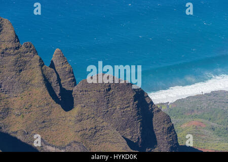 Montagne e l'Oceano Costa Napali da Kalalau Lookout, Koke"e del Parco Statale di Kauai, Hawaii, STATI UNITI D'AMERICA Foto Stock