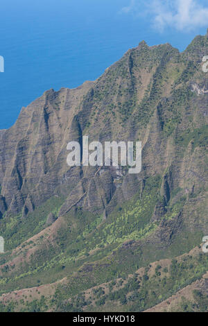 Montagne e l'Oceano Costa Napali da Kalalau Lookout, Koke"e del Parco Statale di Kauai, Hawaii, STATI UNITI D'AMERICA Foto Stock