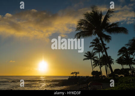 Tramonto dalla spiaggia di Poipu Beach, Kauai, Hawaii, STATI UNITI D'AMERICA Foto Stock
