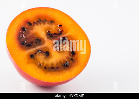 Esotica frutta tropicale chiamato tree (pomodoro Solanum Betaceum) su sfondo bianco Foto Stock