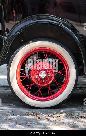 Close up di nero 1928 Ford Modello ruota rosso parcheggiate lungo le strade di Charleston, Carolina del Sud in un giorno di estate. Foto Stock