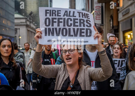 Manhattan, STATI UNITI D'AMERICA. 4 apr, 2017. Più di un centinaio di persone riunite Ramarley Graham la famiglia; altre famiglie di quelli uccisi dalla polizia; i membri della Commissione Giustizia; gli ebrei per la razza e la giustizia economica (JFREJ); nero, leader ebrei e altri ebrei di colore; Jewish Newyorkesi da attraverso i cinque boroughs; e nero vive materia-NY presso la Grand Central station, per un'azione pubblica e veglia in congiunzione con oltre il momento della giornata nazionale di azione il 4 aprile 2017. Credito: PACIFIC PRESS/Alamy Live News Foto Stock