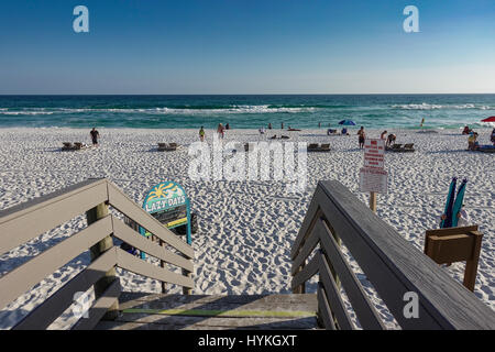 Passi che conduce alla spiaggia del resort Holiday Inn, la spiaggia di Pensacola, Florida Foto Stock