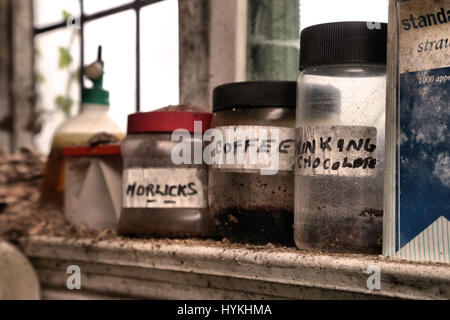 MALVERN, Inghilterra: un'immagine dall'interno della cucina al abbandonato la casa di cura, che mostra i contenitori di caffè, cioccolato da bere e Horlicks. Guardare all'interno della casa in cui eroica infermiera Florence Nightingale ritiene la sua vita è stata salvata al ritorno in Gran Bretagna dal suo servizio durante la guerra in Crimea. Le immagini mostrano un tempo centro per 'acqua cura' trattamento in Malvern, Malvernbury, che divenne un arresto di frequente per Florence Nightingale tra il 1857 e il 1860 mentre si è ripresa dagli effetti della guerra che ha lasciato la sua sofferenza ansia grave e la fatica. Un altro famoso convertire a Malvern l'acqua Foto Stock