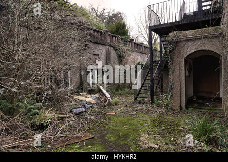 MALVERN, Inghilterra: un'immagine esterna dell'edificio. Guardare all'interno della casa in cui eroica infermiera Florence Nightingale ritiene la sua vita è stata salvata al ritorno in Gran Bretagna dal suo servizio durante la guerra in Crimea. Le immagini mostrano un tempo centro per 'acqua cura' trattamento in Malvern, Malvernbury, che divenne un arresto di frequente per Florence Nightingale tra il 1857 e il 1860 mentre si è ripresa dagli effetti della guerra che ha lasciato la sua sofferenza ansia grave e la fatica. Un altro famoso convertire a Malvern della cura dell'acqua incluso di Charles Darwin che ha affermato che dopo quattro mesi di trattamento, "considero th Foto Stock