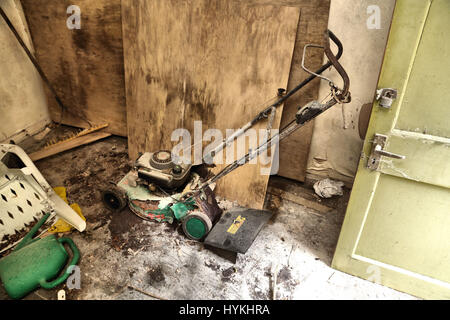 MALVERN, Inghilterra: una foto di un vecchio tosaerba in una dependance. Guardare all'interno della casa in cui eroica infermiera Florence Nightingale ritiene la sua vita è stata salvata al ritorno in Gran Bretagna dal suo servizio durante la guerra in Crimea. Le immagini mostrano un tempo centro per 'acqua cura' trattamento in Malvern, Malvernbury, che divenne un arresto di frequente per Florence Nightingale tra il 1857 e il 1860 mentre si è ripresa dagli effetti della guerra che ha lasciato la sua sofferenza ansia grave e la fatica. Un altro famoso convertire a Malvern della cura dell'acqua incluso di Charles Darwin che ha affermato che dopo quattro mesi di trattamento, 'I Foto Stock