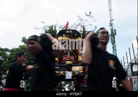 JAKARTA, Indonesia - 21 febbraio: la gente ballare con "Joli" (Dio statua) durante un festival culturale che segna la fine del nuovo anno lunare festeggiamenti in Jakarta, Indonesia, domenica , 21 febbraio 2016. Chinese-Indonesians in tutto il paese ha celebrato il cappuccio Vai Meh, il quindicesimo giorno del primo mese del nuovo anno lunare cinese. Foto Stock