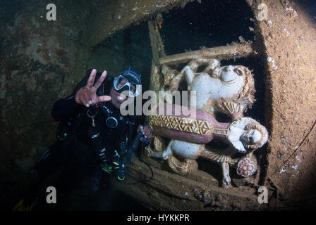 Spettacolari immagini subacquee hanno rivelato il 600-piedi lungo rimane di un lusso americana ocean liner-girato noi troopship che fu affondato da mine in WW2. La scatti sorprendenti mostrano la vasta 13.000 ton relitto della SS President Coolidge al fondo del Pacifico, ma gli intrepidi subacquei superò i pericoli del mare profondo immersioni relitto da avventurarsi all'interno della carcassa. Alcuni degli interni di lusso è ancora visibile sotto enormi strati di limo mentre i grandi serbatoi sono stati estratti dai rottami come ben come normali oggetti di uso quotidiano, comprese le bottiglie e i vasetti lasciata intatta dal momento che affondò off Espiritu Santo Foto Stock