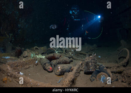 Spettacolari immagini subacquee hanno rivelato il 600-piedi lungo rimane di un lusso americana ocean liner-girato noi troopship che fu affondato da mine in WW2. La scatti sorprendenti mostrano la vasta 13.000 ton relitto della SS President Coolidge al fondo del Pacifico, ma gli intrepidi subacquei superò i pericoli del mare profondo immersioni relitto da avventurarsi all'interno della carcassa. Alcuni degli interni di lusso è ancora visibile sotto enormi strati di limo mentre i grandi serbatoi sono stati estratti dai rottami come ben come normali oggetti di uso quotidiano, comprese le bottiglie e i vasetti lasciata intatta dal momento che affondò off Espiritu Santo Foto Stock