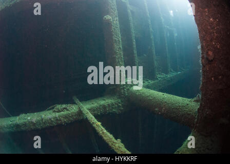 Spettacolari immagini subacquee hanno rivelato il 600-piedi lungo rimane di un lusso americana ocean liner-girato noi troopship che fu affondato da mine in WW2. La scatti sorprendenti mostrano la vasta 13.000 ton relitto della SS President Coolidge al fondo del Pacifico, ma gli intrepidi subacquei superò i pericoli del mare profondo immersioni relitto da avventurarsi all'interno della carcassa. Alcuni degli interni di lusso è ancora visibile sotto enormi strati di limo mentre i grandi serbatoi sono stati estratti dai rottami come ben come normali oggetti di uso quotidiano, comprese le bottiglie e i vasetti lasciata intatta dal momento che affondò off Espiritu Santo Foto Stock