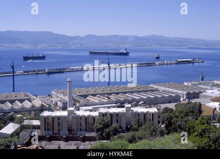 La baia di Gibilterra vista dalla roccia e con il porto e le navi mercantili in transito al di ancoraggio Foto Stock