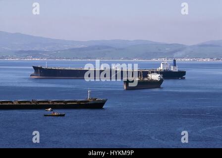 La baia di Gibilterra vista dalla roccia e con il porto e le navi mercantili in transito al di ancoraggio Foto Stock