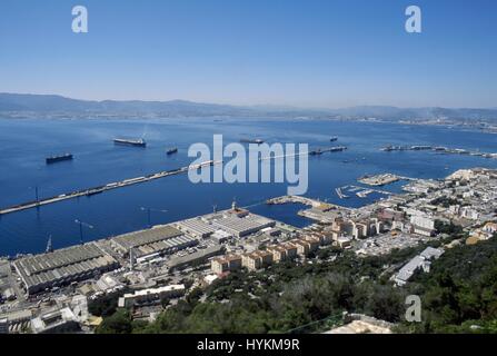 La baia di Gibilterra vista dalla roccia e con il porto e le navi mercantili in transito al di ancoraggio Foto Stock