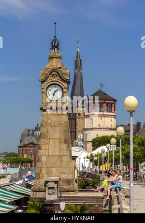 Quay del fiume Reno a Dusseldorf, Germania Foto Stock