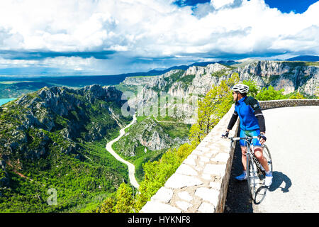 Biker guardando oltre il Verdon Gorge, Provenza, Francia Foto Stock