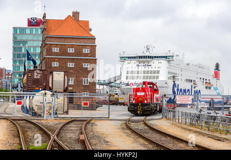 KIEL, Germania - 01 giugno: linea ferroviaria nel porto di Kiel il 1 giugno 2014 Foto Stock