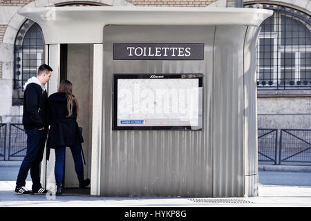 Wc pubblico decaux, Parigi 18th, Francia Foto Stock