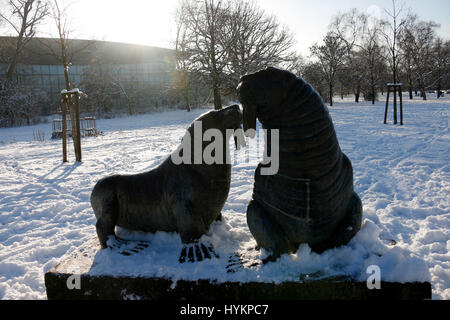 Winterimpressionen: Seehund-Denkmal, Berlin-Prenzlauer Berg. Foto Stock