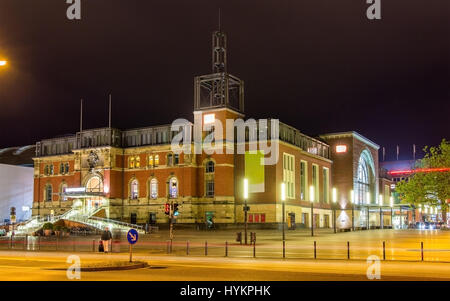 Vista notturna di Kiel stazione ferroviaria - Germania Foto Stock