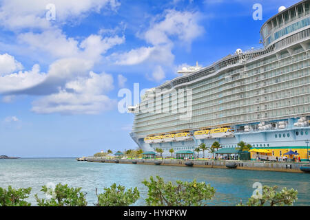 Royal Caribbean Cruise Ship Allure di mari ormeggiata al porto di Nassau, Bahamas on April 13, 2015 Foto Stock