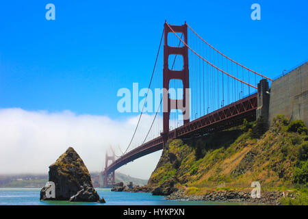 Benvenuti al glorioso San Francisco, California. Qui i tour il Golden Gate Bridge. È incredibilmente bello e una prodezza di ingegneria moderna. Foto Stock